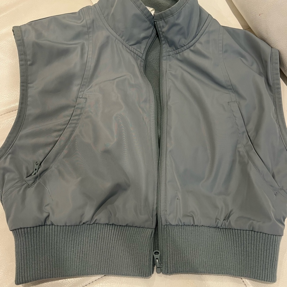 Alo yoga vest in cosmic grey